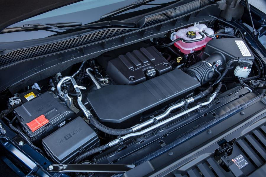 Моторный отсек Chevrolet Silverado LT Turbo Double Cab 2018 года  (фото 12 из 13)